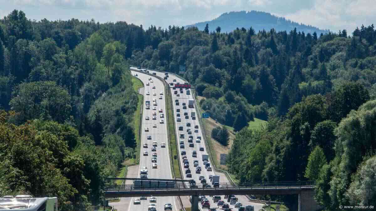 Wohnanhänger kippt um und blockiert alle drei Fahrstreifen
