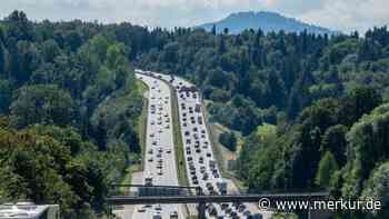 Wohnanhänger kippt um und blockiert alle drei Fahrstreifen