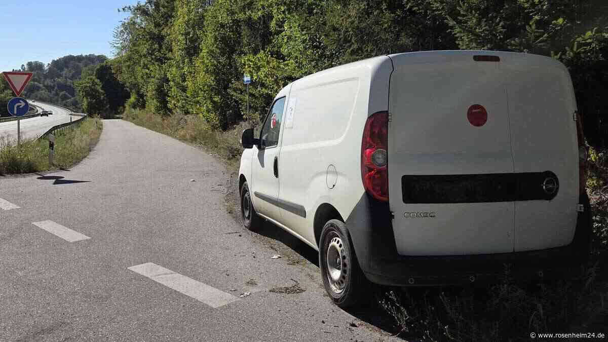 Keine Seltenheit: „Geister-Transporter“ an der B 304 – Was tun mit abgestellten Schrottkarren?