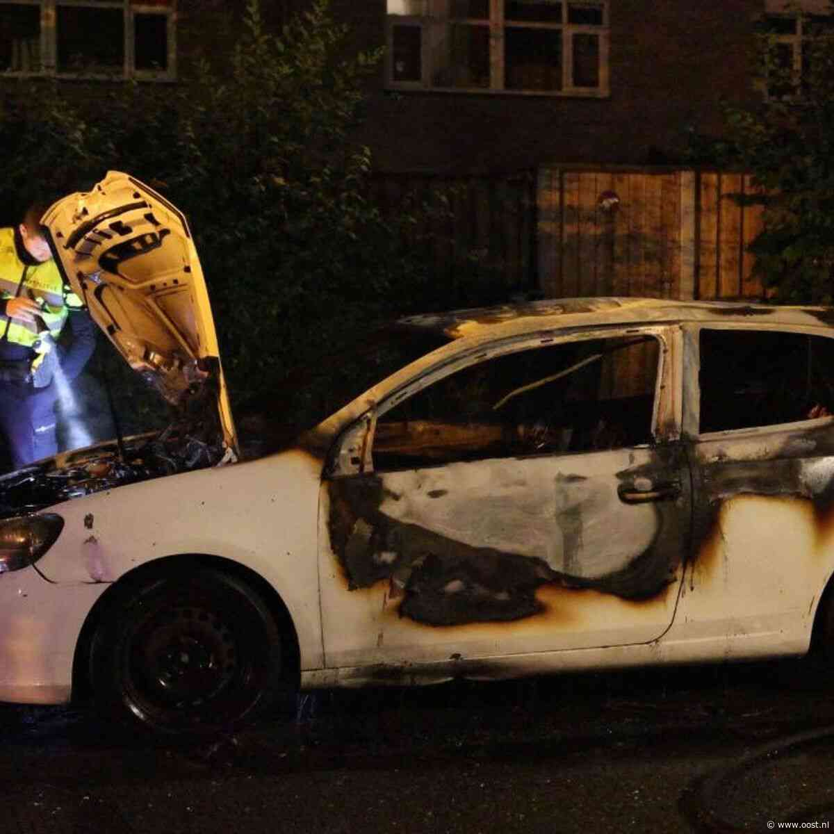 Geparkeerde auto volledig verwoest door brand in Glanerbrug