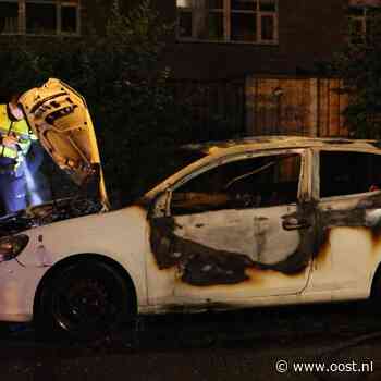 Geparkeerde auto volledig verwoest door brand in Glanerbrug