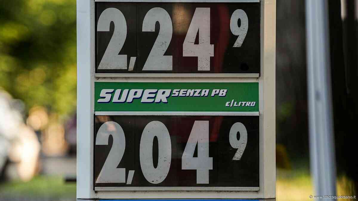 La benzina schizza oltre i 2 euro anche fuori dalle autostrade: è ai massimi da settembre 2023