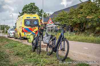 Fietser valt en raakt gewond, ambulance brengt hem naar ziekenhuis