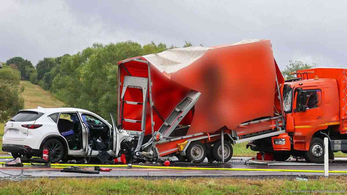 Tödlicher Crash mit zwei Toten - Acht Jugendliche im Auto
