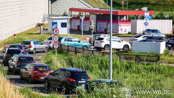 Russland geht der Sprit aus: Schlangen an Moskaus Zapfsäulen, Rationierung im ganzen Land