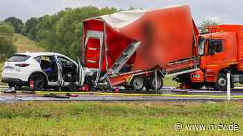 Zwei junge Menschen sterben: Überfülltes Auto mit Jugendlichen kollidiert bei Nidda mit Lkw