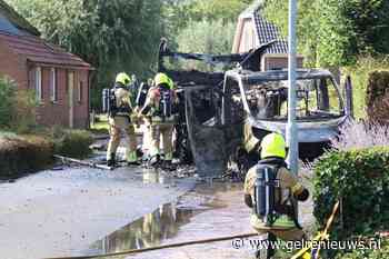 Gasfles explodeert bij camper die volledig in brand staat