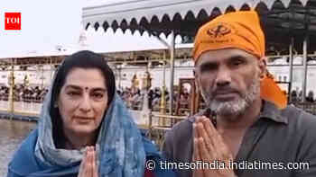 Suniel Shetty and wife Mana seek blessings at Golden Temple