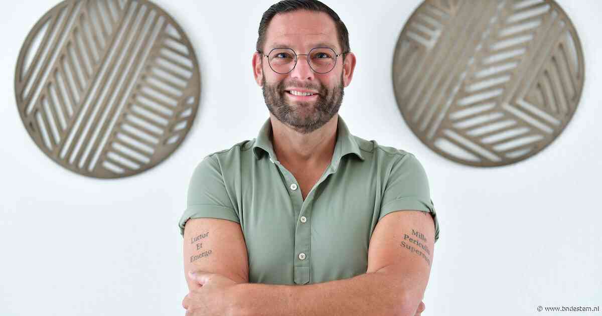 Peer (51) uit Steenbergen heeft een tattoo van het Bergse stadhuis, maar ook van het motto van Zeeland