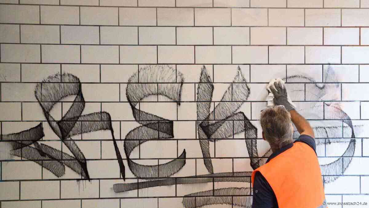 Ein neonoranges Hakenkreuz und ein Herz – Graffiti an Bahnhofsunterführung in Altötting