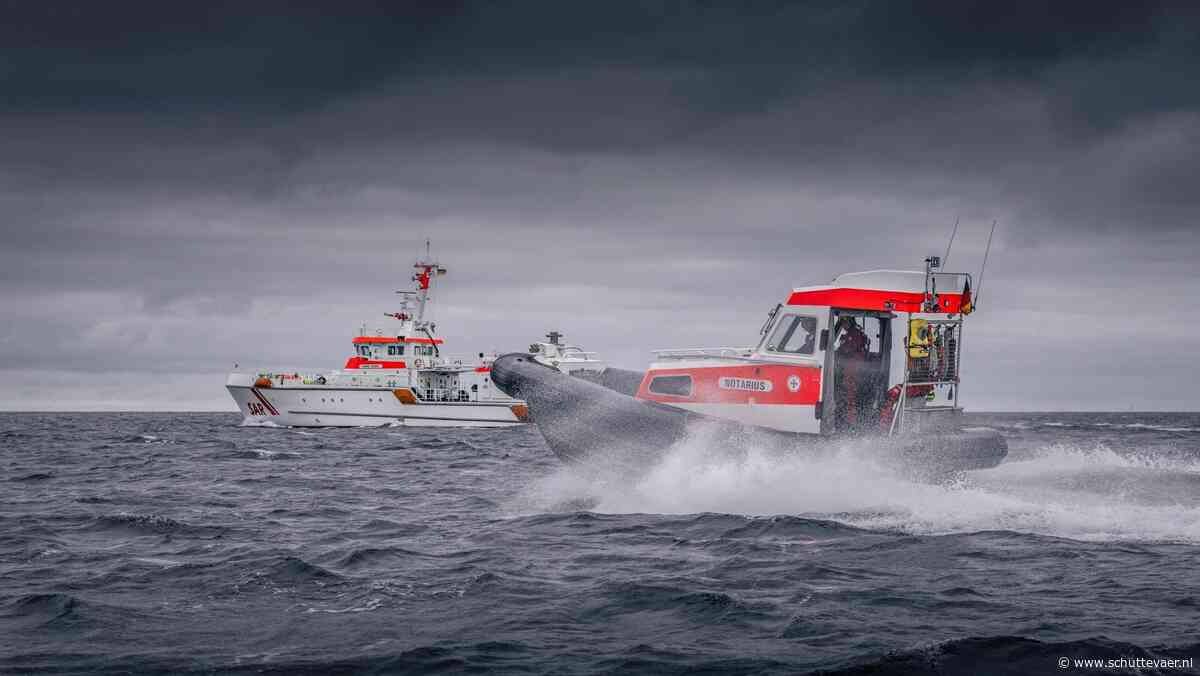 Redders houden met lenspomp jacht boven water
