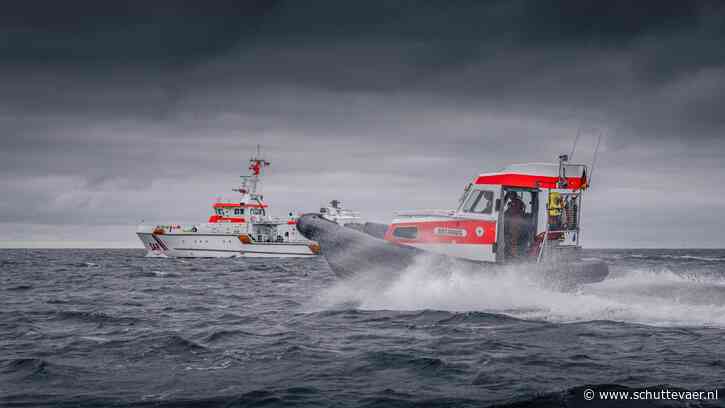 Redders houden met lenspomp jacht boven water