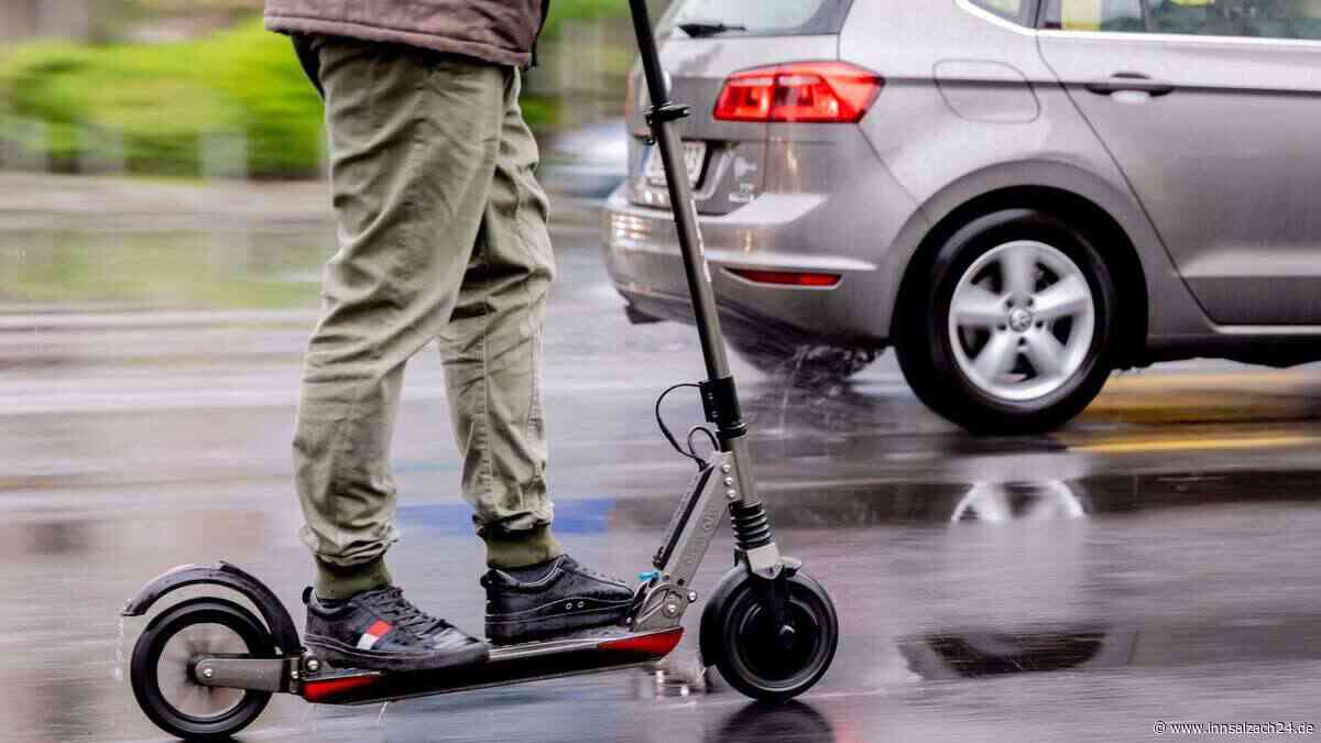 Erhebliche Gesichtsverletzungen – E-Scooter-Fahrer (41) knallt in Toyota