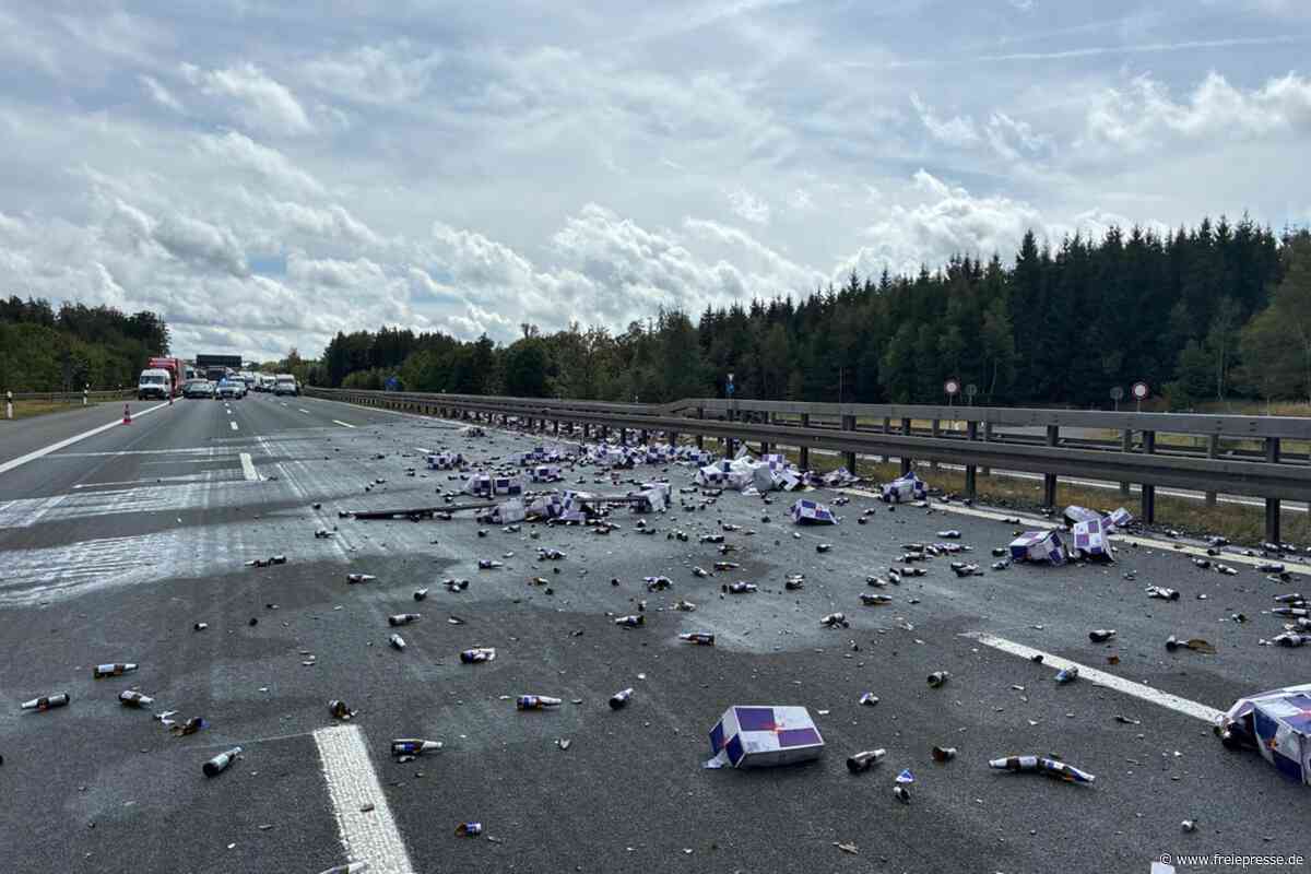 Mit Flaschen beladener 40-Tonner verunglückt: A 9 im Vogtland gesperrt