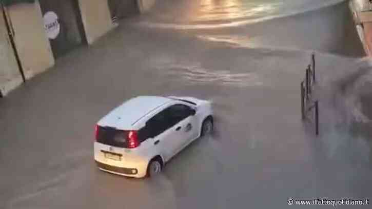 Forti temporali in Liguria, Chiavari è sott’acqua: le auto si fanno strada tra il nubifragio