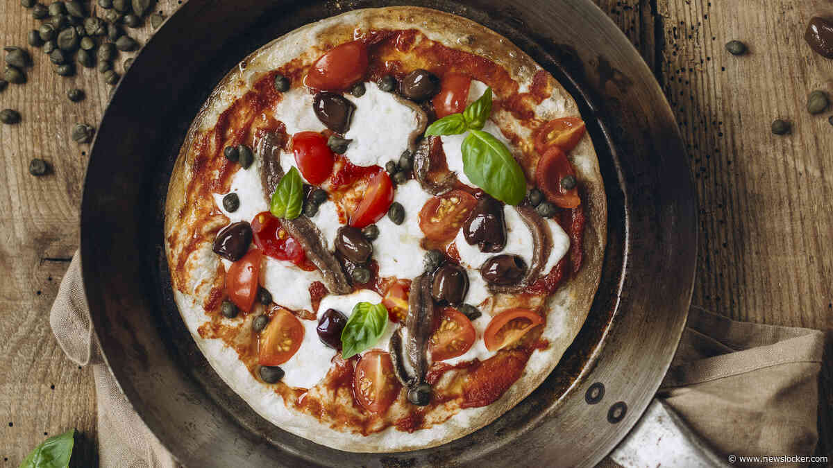 Lekkere pizza in de pan: Wrappizza met burrata, ansjovis, kappertjes en olijven