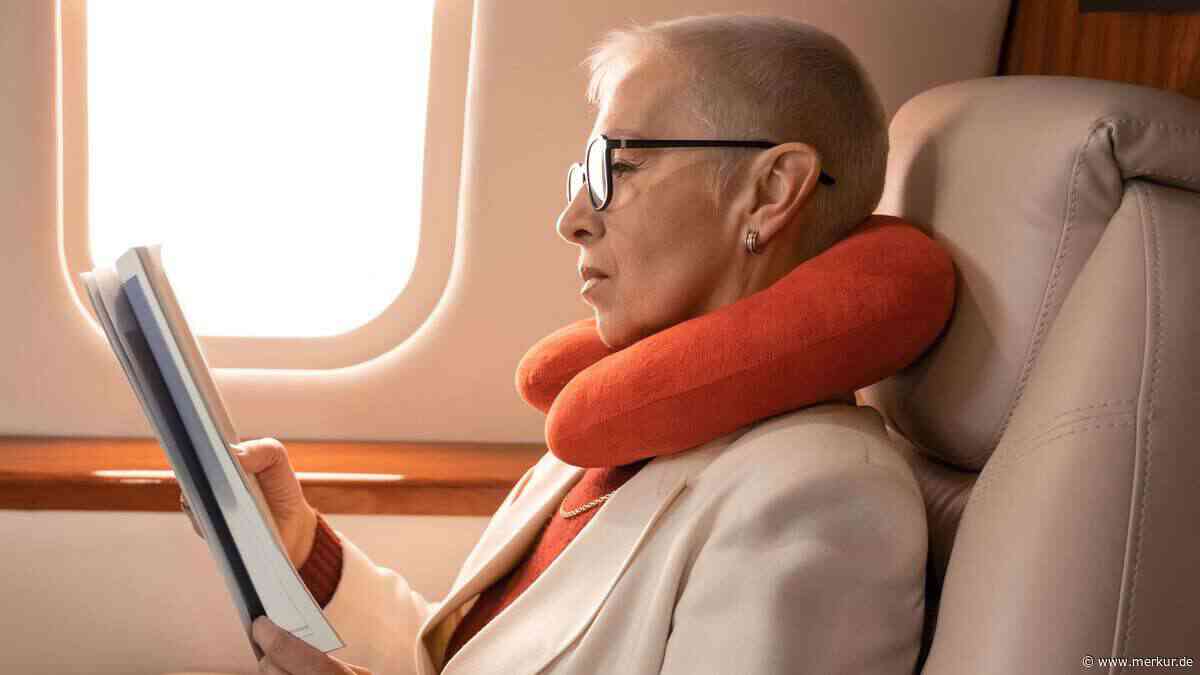 Alle benutzen es falsch: Eine Orthopädin erklärt, wie Sie mit dem Nackenkissen wirklich erholsamen Schlaf bekommen