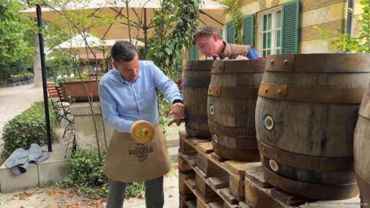 Test geglückt? Oberbürgermeister Florian Freund übt den Fassanstich für den Plärrer