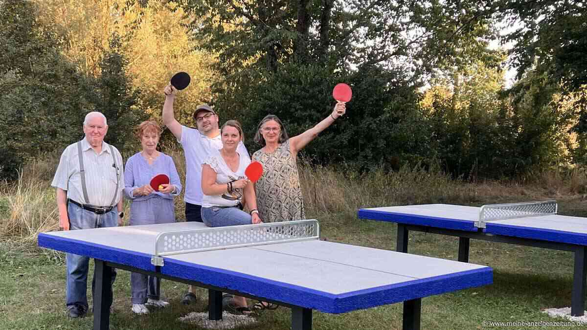 Siedlergemeinschaft stellt zwei Tischtennisplatten auf die Weiherwiese