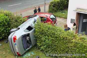 Auto schleudert durch Garten