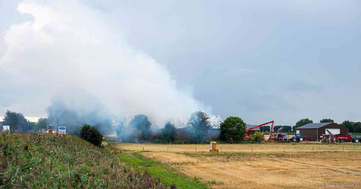 Grote uitslaande brand in stal in Zevenbergen, rook trekt over dorp heen