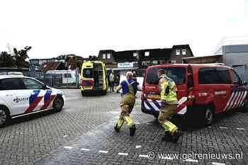 Man plots onwel achter stuur en ramt hekwerk, reanimatie op parkeerplaats