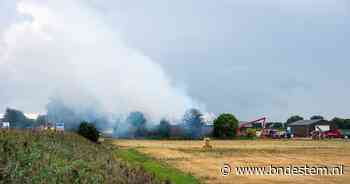 Grote uitslaande brand in stal in Zevenbergen, rook trekt over het dorp