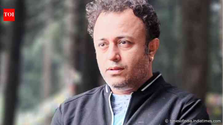 Jaayjeet Banerjee escapes injury after speeding lorry hits car