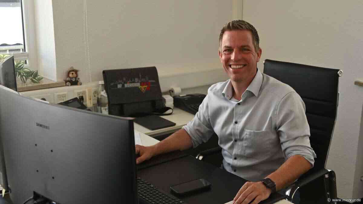 Haimhausens Bürgermeister klettert aufs Rathaus-Dach – und repariert selbst