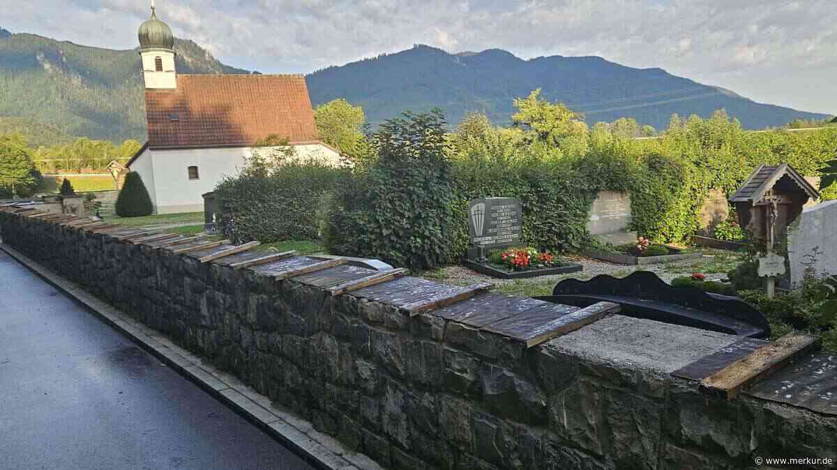 Dreister Diebstahl: Der oder die Täter montieren 30 Meter Kupferabdeckung der Friedhofsmauer ab