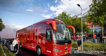 Supporters FC Twente onthalen spelers met sfeeractie