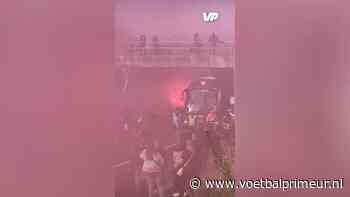 FC Twente-bus onthaald met vuurwerk en fakkels voorafgaand aan ECL-duel