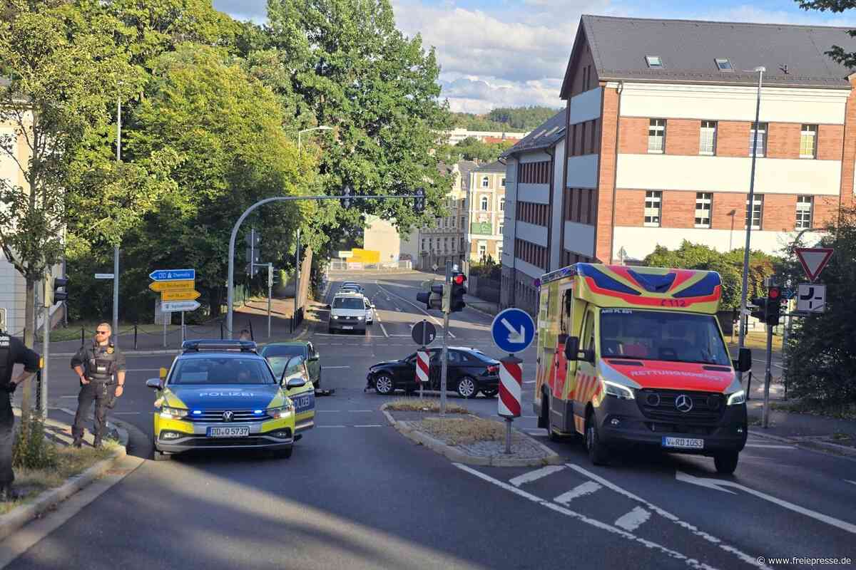 Unfall an viel befahrener Kreuzung in Plauen