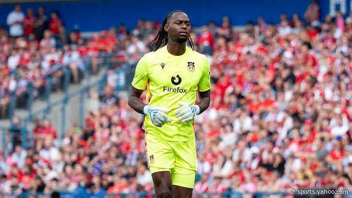 Charlton sign Wrexham keeper Okonkwo on loan