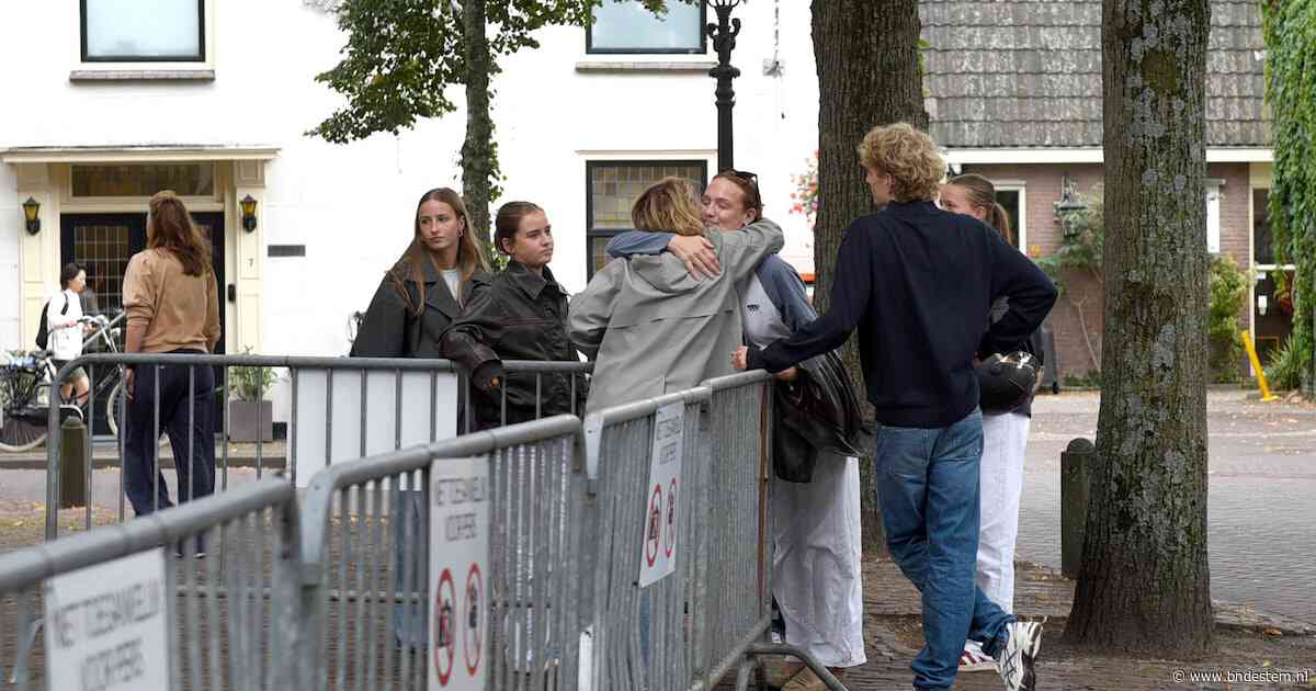 Dorp herdenkt Lisa (17), voor het oog van de camera’s: ‘Ik zie veel aangeslagen jongeren’