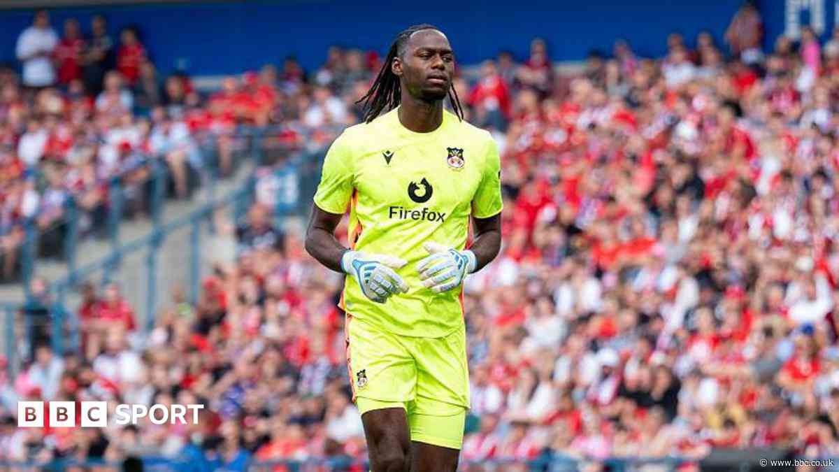 Charlton sign Wrexham keeper Okonkwo on loan