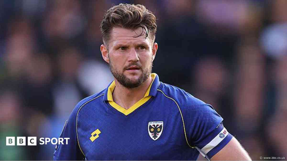 Barnet sign midfielder Reeves on loan