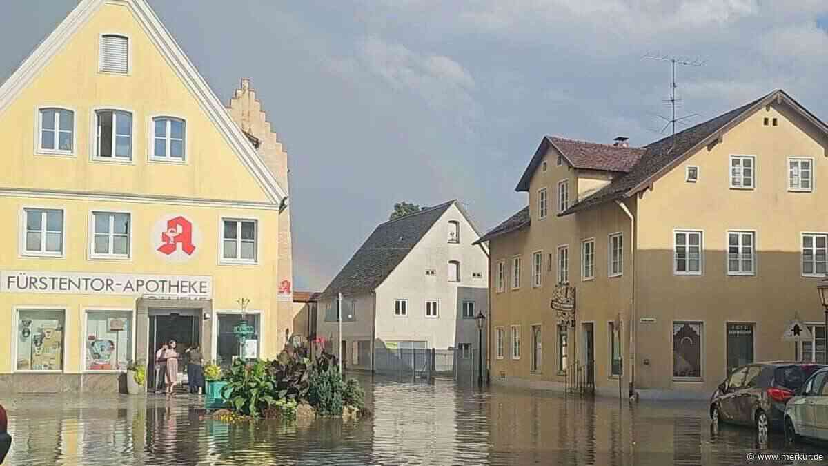 40 Liter in 20 Minuten: Heftiges Unwetter flutet Marktplatz in Greding