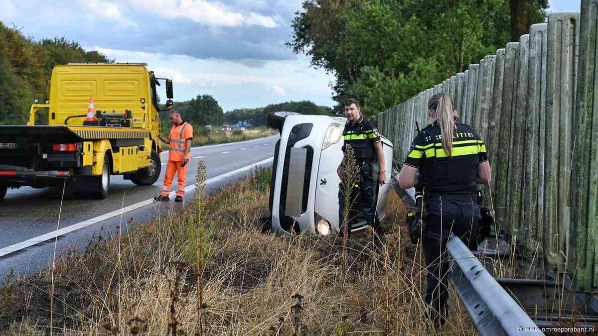 Automobiliste rijdt door plas en belandt op de zijkant op N269