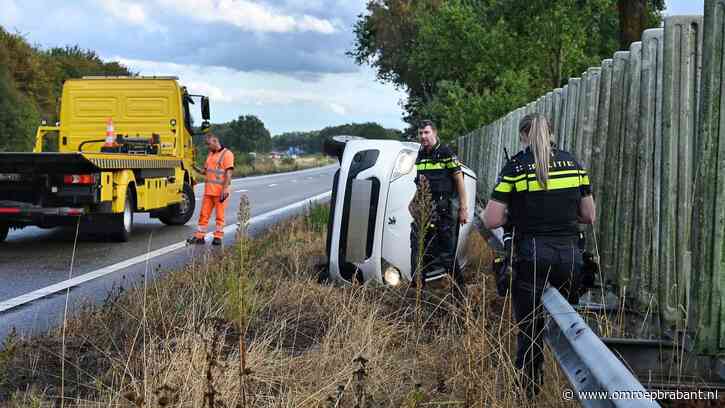 Automobiliste rijdt door plas en belandt op de zijkant op N269