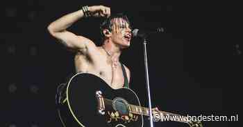 Yungblud arriveert bij concert in ambulance en crowdsurft in rolstoel met gebroken been