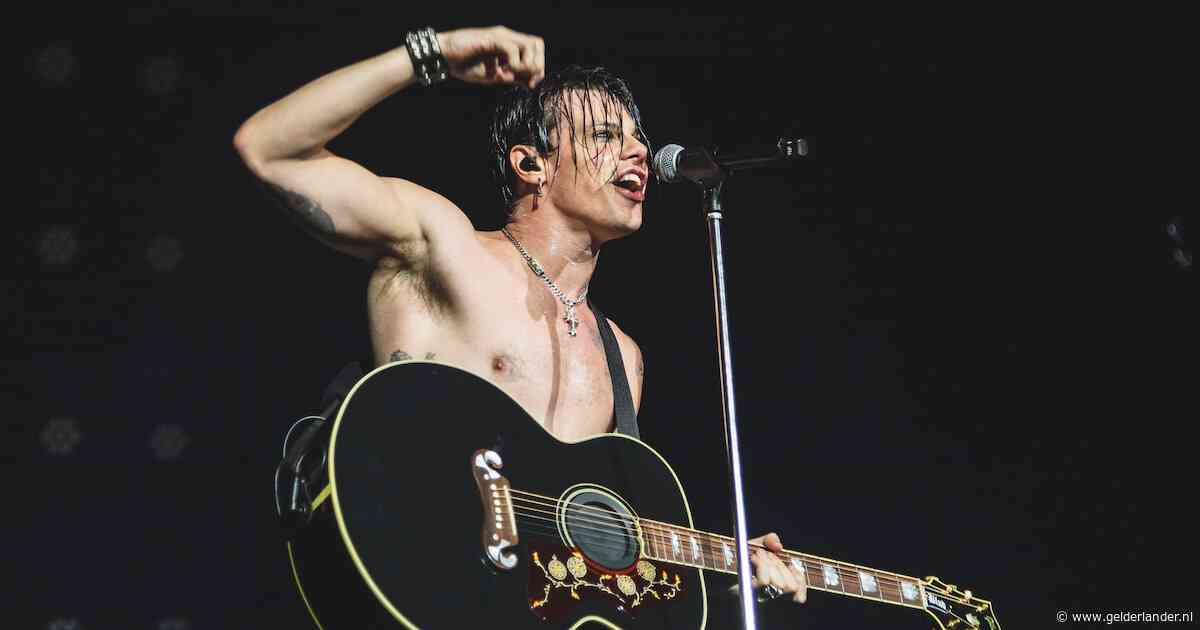 Yungblud arriveert bij concert in ambulance en crowdsurft in rolstoel met gebroken been