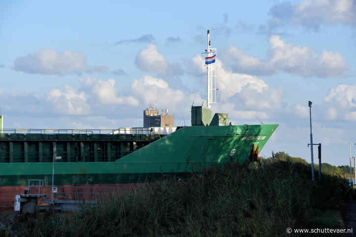 Arklow Falcon vaart zich vast in oever Kanaal Gent-Terneuzen