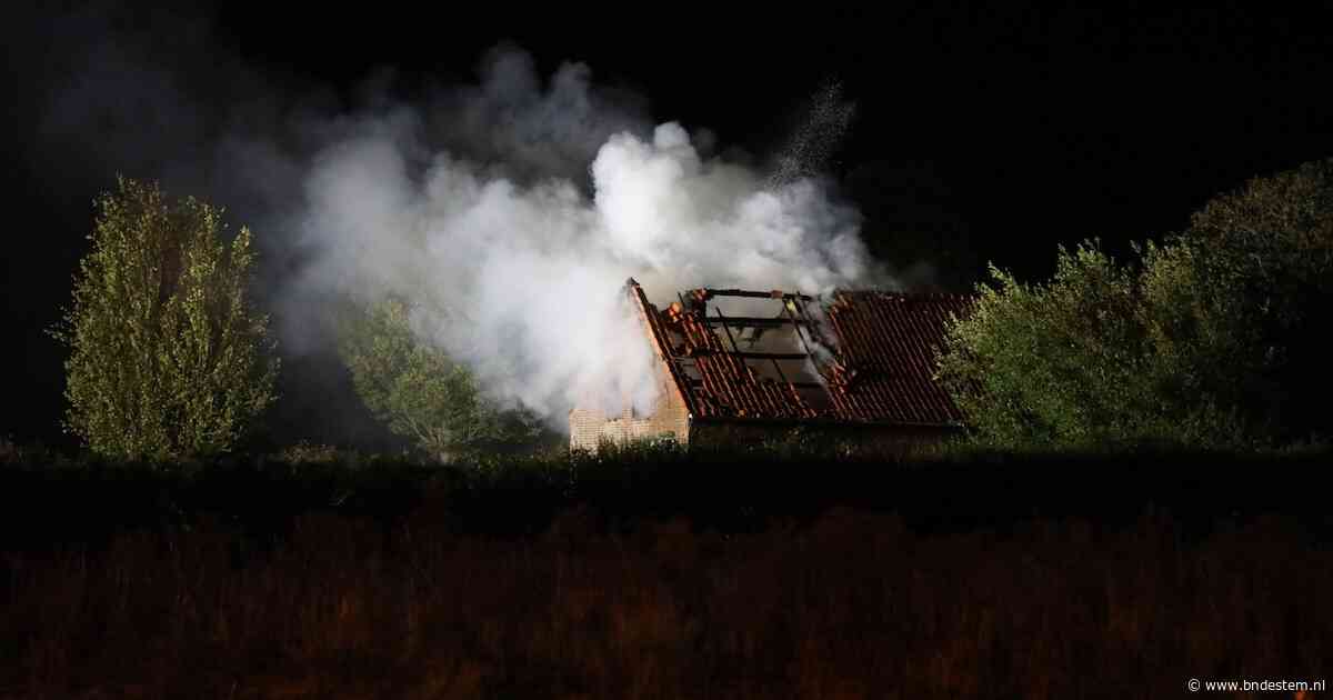 Brand in leegstaand pand in Roosendaal, brandweer rukt met veel materieel uit