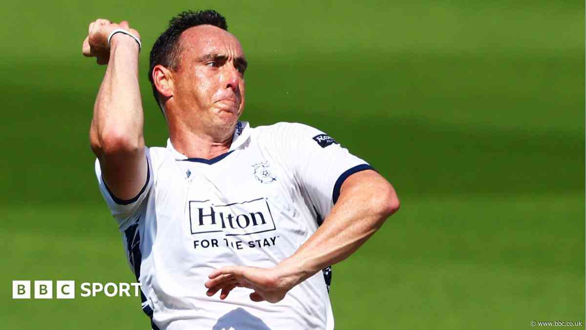 Abbott stars before Yorkshire fight back with ball