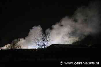 Tractor en stro in brand op boerderij zorgt voor forse rookontwikkeling