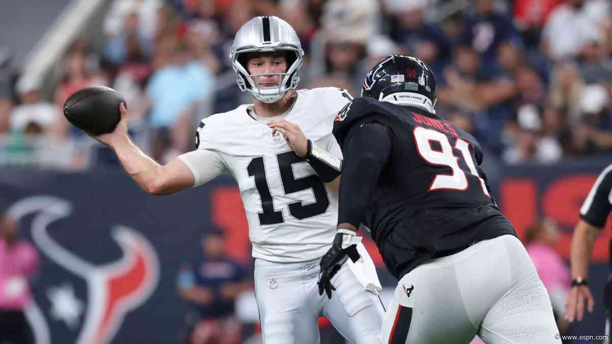 Kubiak keeps QB race going: 'Got another week'