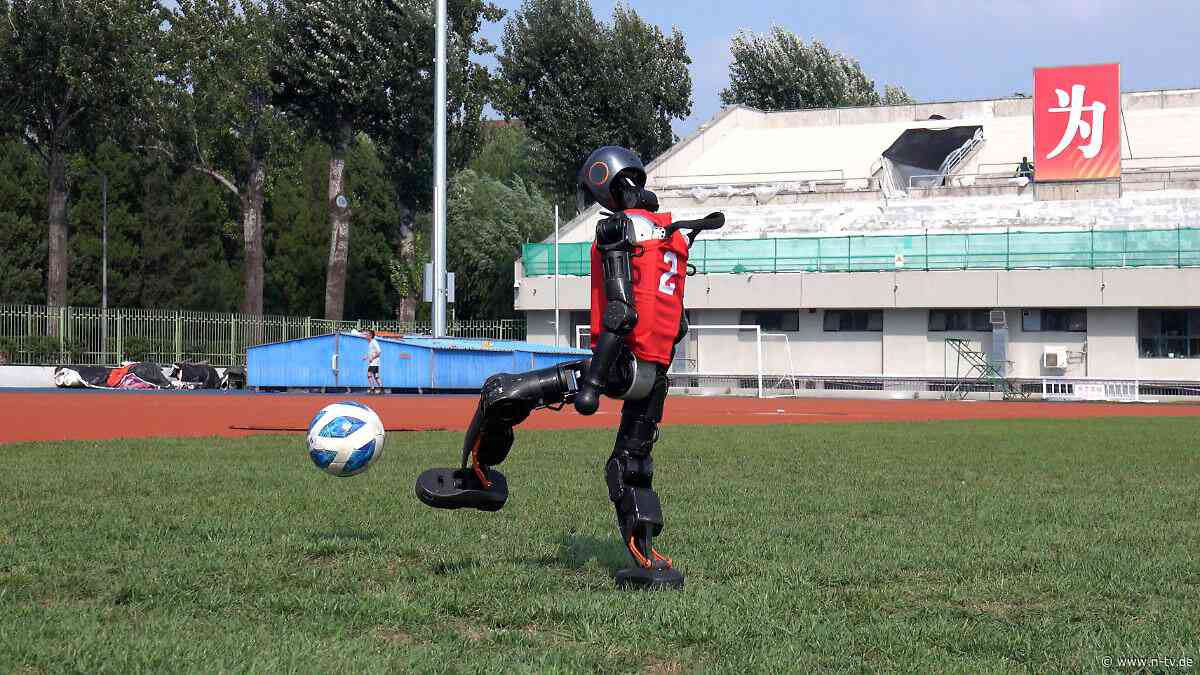 Vorab Training in Simulation: Humanoider Roboter trifft Tor gegen menschlichen Torwart