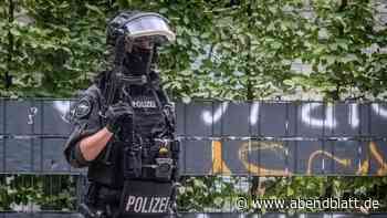 Person angeschossen? Schwer bewaffnete Polizisten und Hubschrauber in Wandsbek