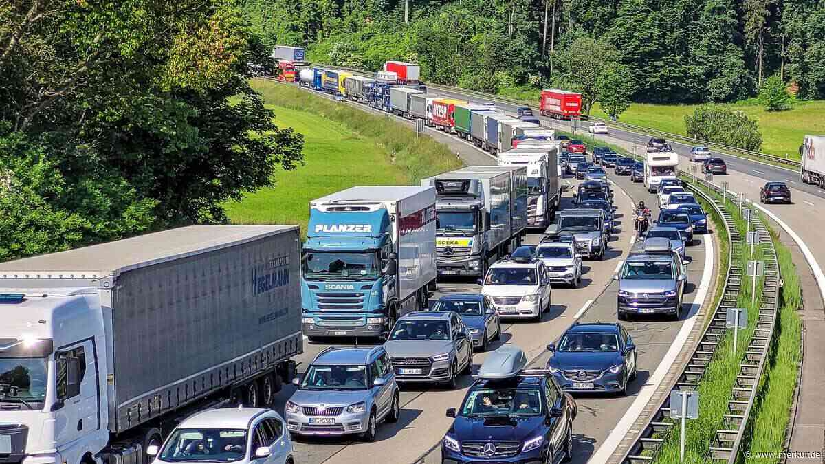 Rad von Wohnwagen löst sich bei Tempo 80 und kracht in BMW auf Gegenfahrbahn